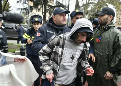 რუსთაველის გამზირზე, 9 აპრილის მემორიალთან ერთ-ერთ მოქალაქეს ფიზიკურად გაუსწორდნენ