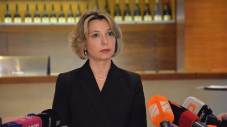 ჯერ გასარკვევი გვაქვს, ვინ ვართ ჩვენ? მერე გავარჩიოთ, ევროპაში გვინდა ყოფნა, არაბებთან თუ ჩინელებთან, მგონი, პირველ რიგში, კაცებს აქვთ გასაცემი პასუხი ამ კითხვებზე-ნინო ლომჯარია