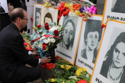 საქართველოში აშშ-ის ელჩის მოვალეობის შემსრულებელმა, ალან პერსელმა 9 აპრილს დაღუპულთა ხსოვნას პატივი მიაგო